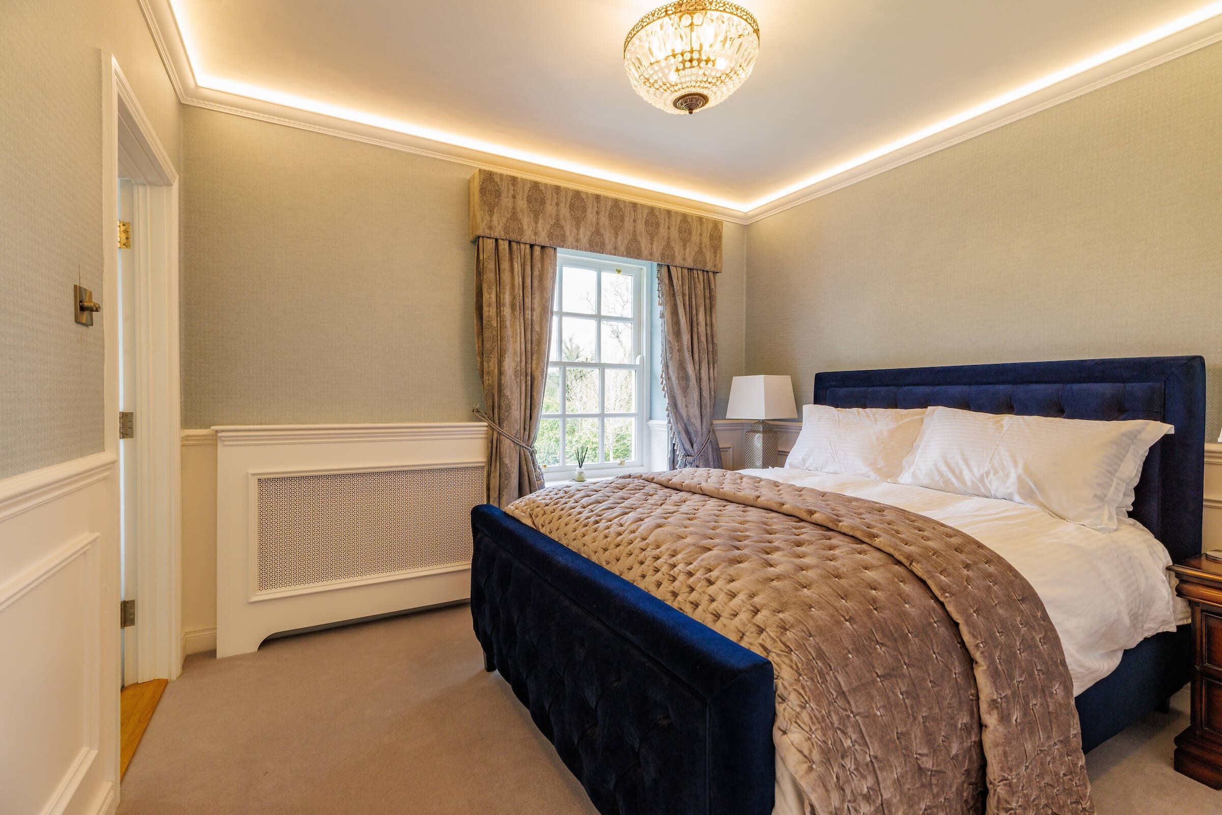 An elegantly furnished en-suite bedroom in Rochtaine Mansion
