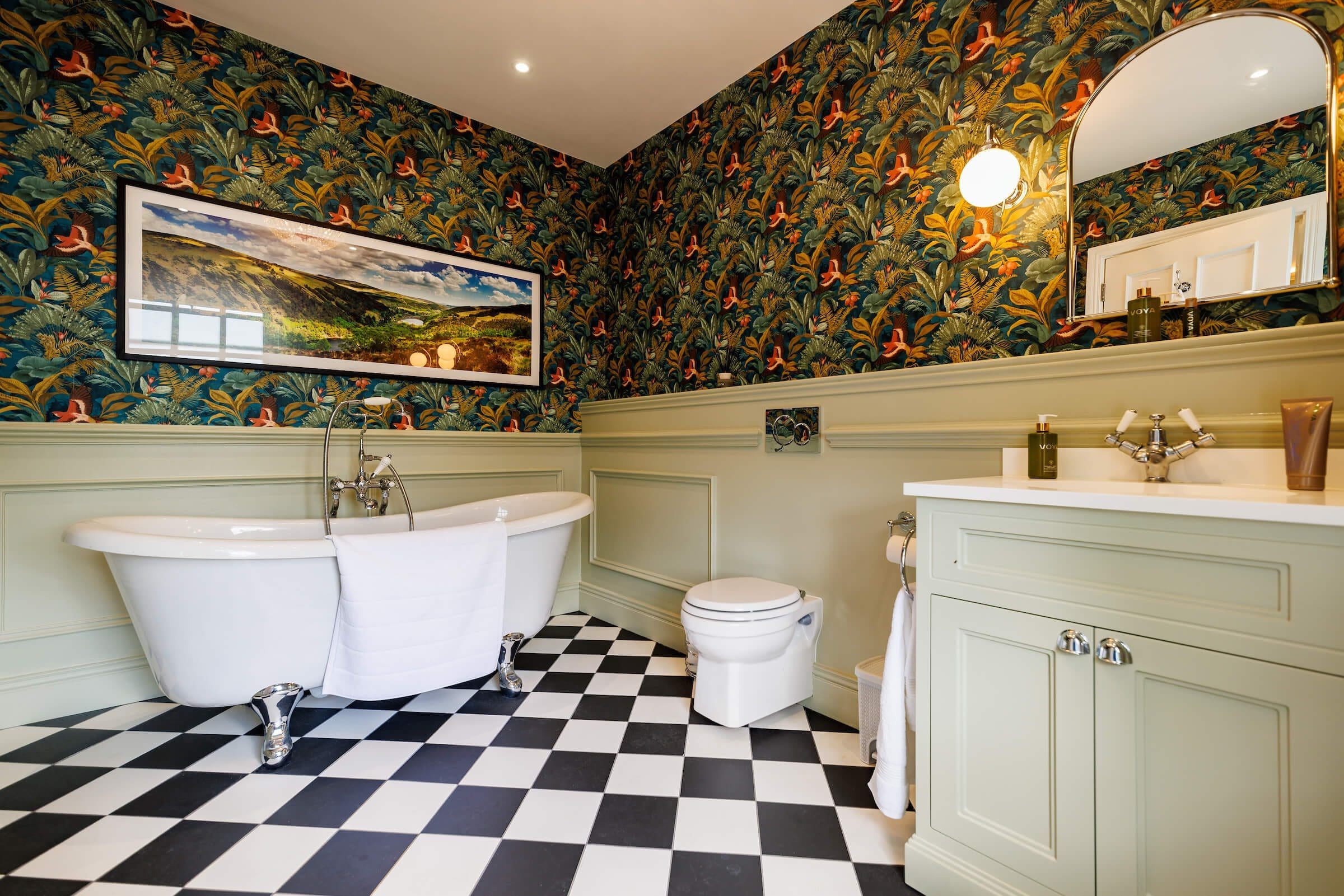 Wood paneling bathroom suite with Burlington fittings at Rochtaine Mansion.